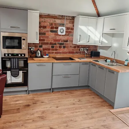 2 The Old Joiners Shop 2 Bedrooms *